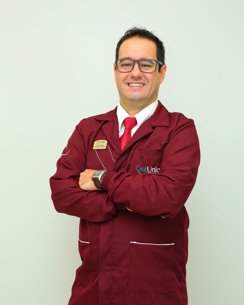 Retrato do Dr. Diogo Velloso Gibbon, de jaleco da Oral Unic