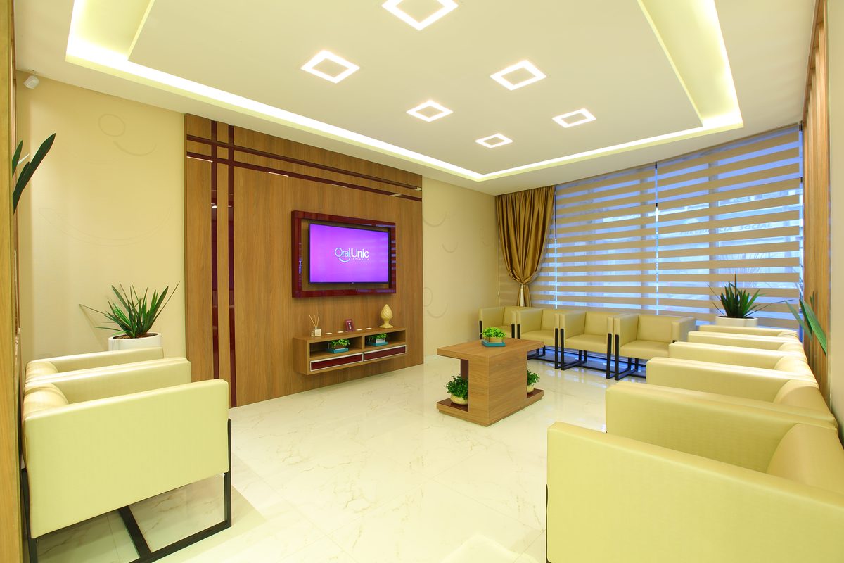 Sala de espera com poltronas claras